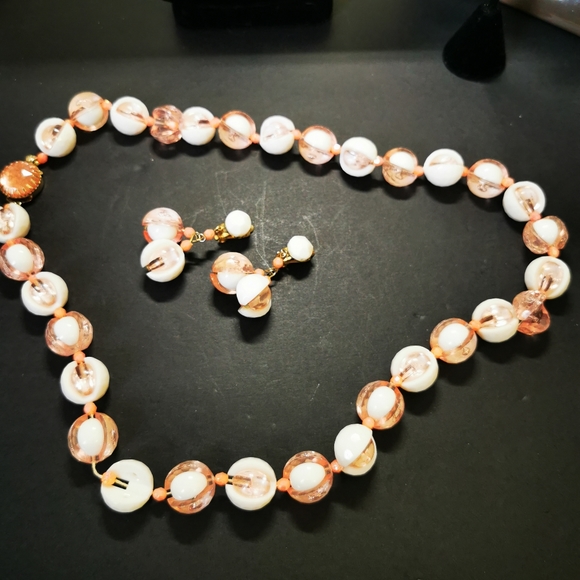 Vintage White and Pink Plastic Bead Necklace and Clip On Earrings - Picture 16 of 16